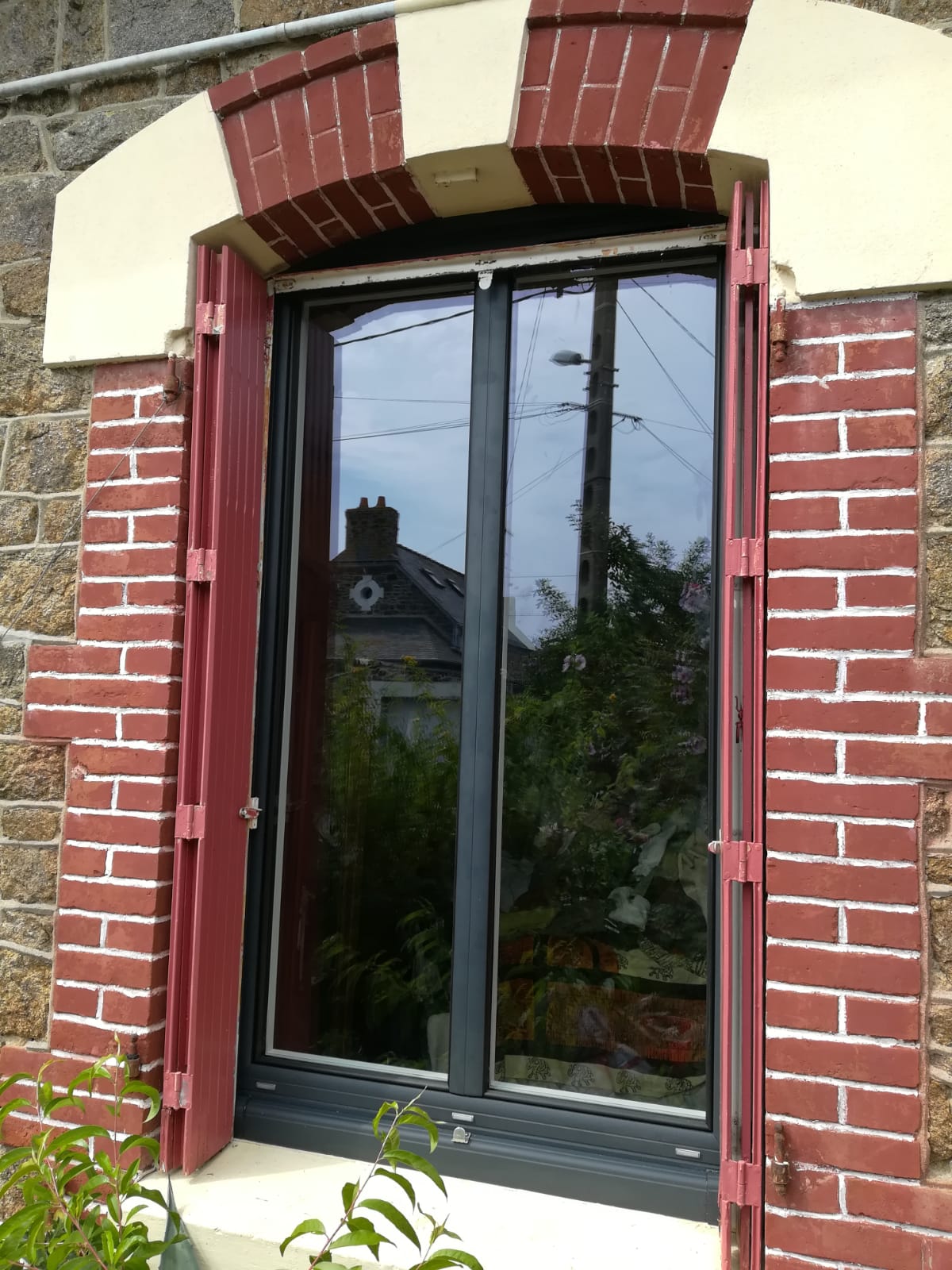 Un bâtiment en brique avec une grande fenêtre cintrée photo